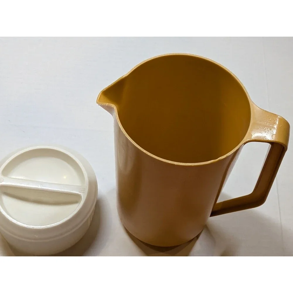 Vintage Yellow Rubbermaid 2 1/4 Quart pitcher J2445 With Lid | 1970s | A325